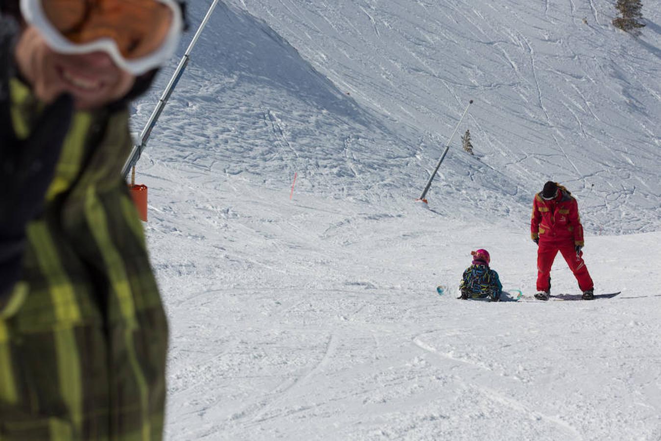 Las nevadas de los últimos días y la proximidad de las fiestas de Semana Santa permiten ser optimistas en la capacidad de convocatoria de turistas y esquiadores en la estación de esquí de Valdecaray.