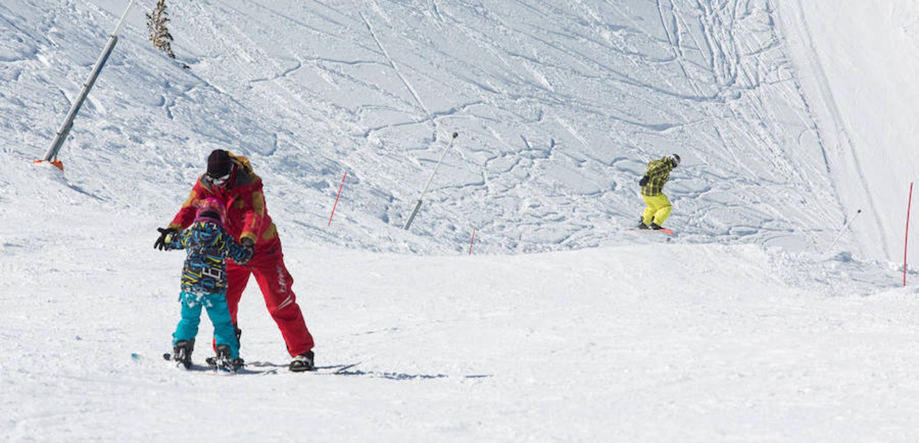 Las nevadas de los últimos días y la proximidad de las fiestas de Semana Santa permiten ser optimistas en la capacidad de convocatoria de turistas y esquiadores en la estación de esquí de Valdecaray.