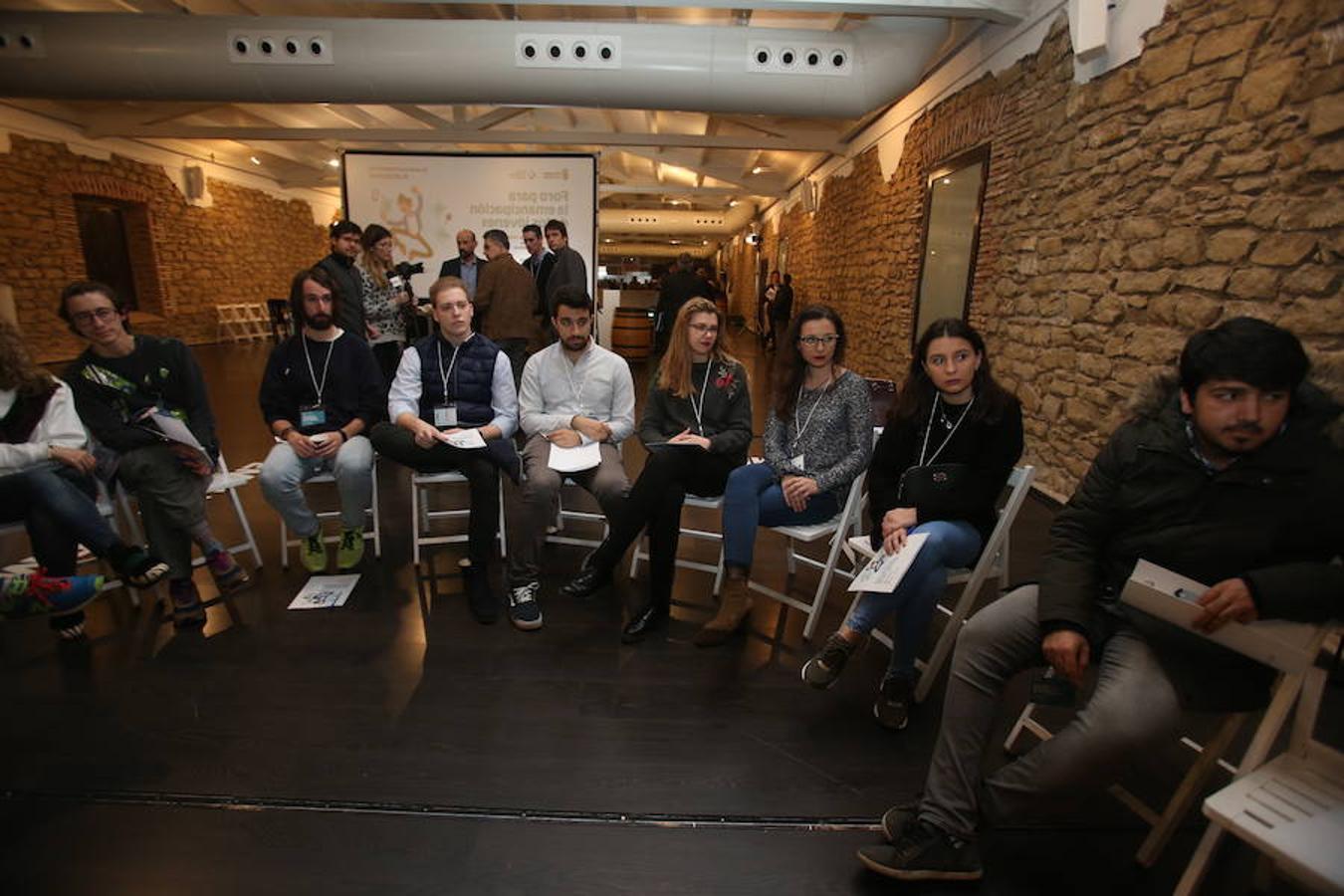 El Foro por la Emancipación ha celebrado esta tarde varios talleres dirigidos a los jóvenes como el de familia, educación, emprendimiento/empleo y vivienda
