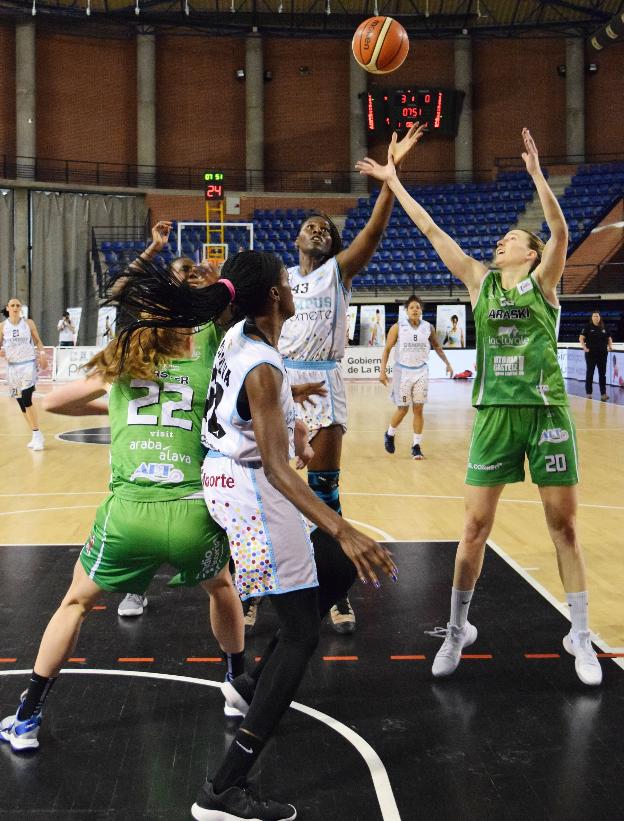 Gidden y Da Silva pelean por un balón ante Araski. 