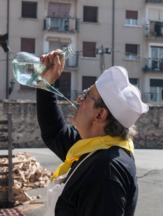 El viento no se lo puso nada fácil el sábado a los cofrades de San Benito y Valvanera en Ezcaray, que tuvieron que bregar, a lágrima viva, contra la humareda que las fuertes rachas de aire devolvían a la caseta inaugurada tal día como ayer, un 24 de marzo, hace once años. Curtidos ya en mil batallas culinarias, lucharon contra viento y humareda y, por supuesto, sacaron adelante las ‘habas de San Benito’, una tradición de orígenes medievales que se viene celebrando, de forma ininterrumpida, desde el año 1947.