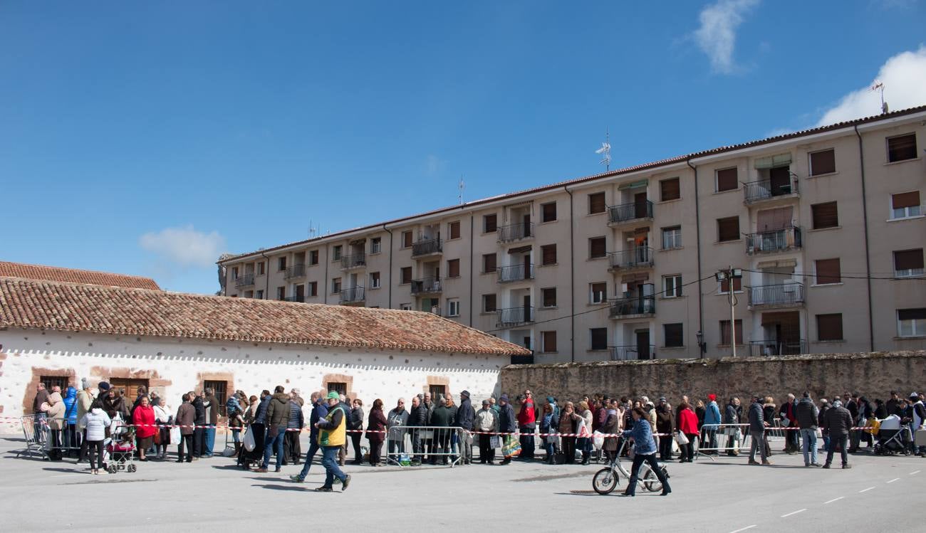 El viento no se lo puso nada fácil el sábado a los cofrades de San Benito y Valvanera en Ezcaray, que tuvieron que bregar, a lágrima viva, contra la humareda que las fuertes rachas de aire devolvían a la caseta inaugurada tal día como ayer, un 24 de marzo, hace once años. Curtidos ya en mil batallas culinarias, lucharon contra viento y humareda y, por supuesto, sacaron adelante las ‘habas de San Benito’, una tradición de orígenes medievales que se viene celebrando, de forma ininterrumpida, desde el año 1947.