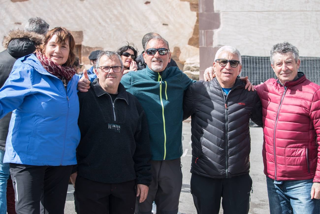 El viento no se lo puso nada fácil el sábado a los cofrades de San Benito y Valvanera en Ezcaray, que tuvieron que bregar, a lágrima viva, contra la humareda que las fuertes rachas de aire devolvían a la caseta inaugurada tal día como ayer, un 24 de marzo, hace once años. Curtidos ya en mil batallas culinarias, lucharon contra viento y humareda y, por supuesto, sacaron adelante las ‘habas de San Benito’, una tradición de orígenes medievales que se viene celebrando, de forma ininterrumpida, desde el año 1947.