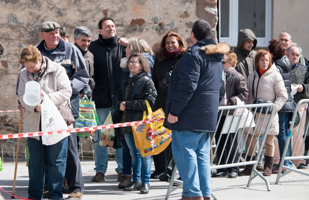 El viento no se lo puso nada fácil el sábado a los cofrades de San Benito y Valvanera en Ezcaray, que tuvieron que bregar, a lágrima viva, contra la humareda que las fuertes rachas de aire devolvían a la caseta inaugurada tal día como ayer, un 24 de marzo, hace once años. Curtidos ya en mil batallas culinarias, lucharon contra viento y humareda y, por supuesto, sacaron adelante las ‘habas de San Benito’, una tradición de orígenes medievales que se viene celebrando, de forma ininterrumpida, desde el año 1947.