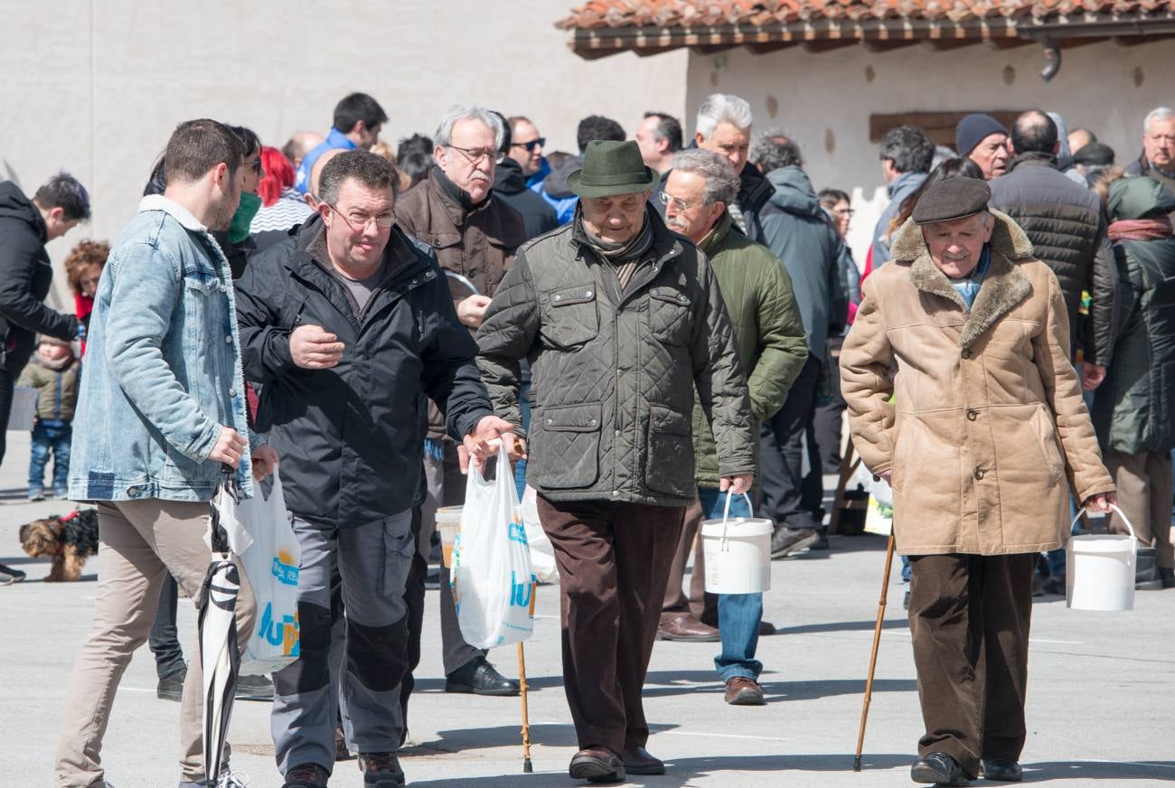 El viento no se lo puso nada fácil el sábado a los cofrades de San Benito y Valvanera en Ezcaray, que tuvieron que bregar, a lágrima viva, contra la humareda que las fuertes rachas de aire devolvían a la caseta inaugurada tal día como ayer, un 24 de marzo, hace once años. Curtidos ya en mil batallas culinarias, lucharon contra viento y humareda y, por supuesto, sacaron adelante las ‘habas de San Benito’, una tradición de orígenes medievales que se viene celebrando, de forma ininterrumpida, desde el año 1947.