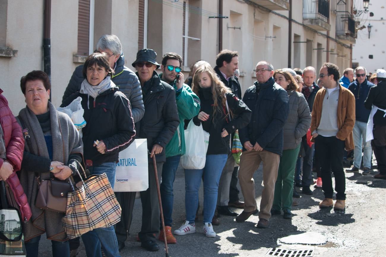 El viento no se lo puso nada fácil el sábado a los cofrades de San Benito y Valvanera en Ezcaray, que tuvieron que bregar, a lágrima viva, contra la humareda que las fuertes rachas de aire devolvían a la caseta inaugurada tal día como ayer, un 24 de marzo, hace once años. Curtidos ya en mil batallas culinarias, lucharon contra viento y humareda y, por supuesto, sacaron adelante las ‘habas de San Benito’, una tradición de orígenes medievales que se viene celebrando, de forma ininterrumpida, desde el año 1947.