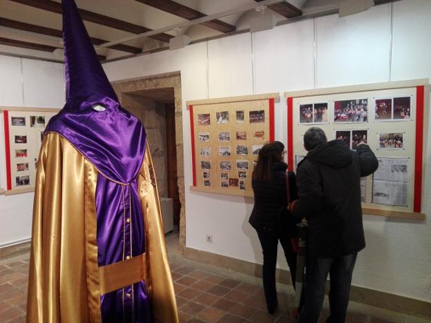 Detalle de la exposición con objetos de la agrupación. :