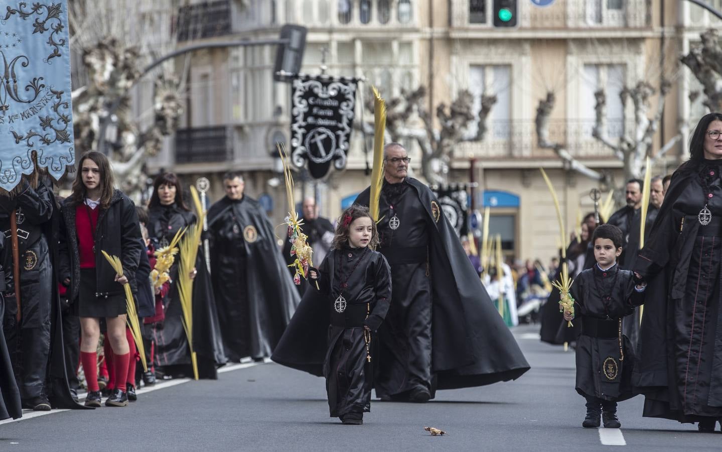 Gran afluencia de personas en la procesión de Domingo de Ramos.