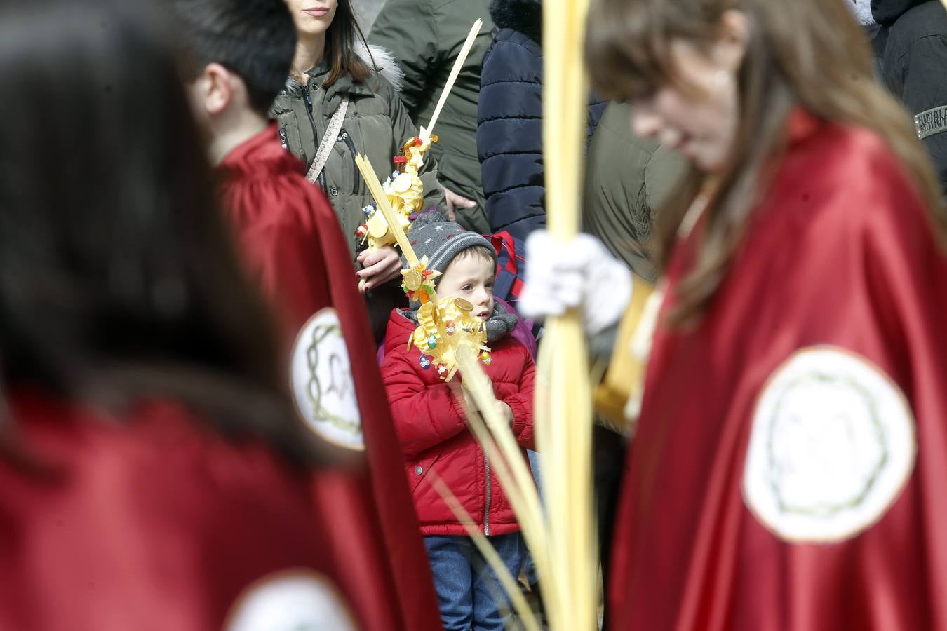 Gran afluencia de personas en la procesión de Domingo de Ramos.