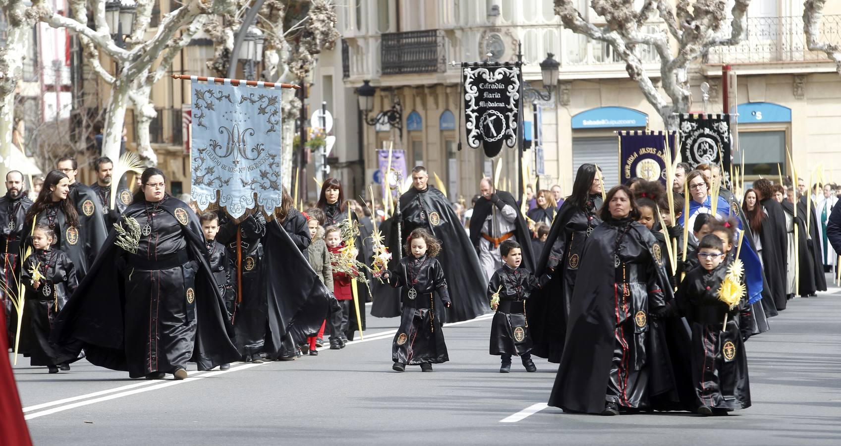 Gran afluencia de personas en la procesión de Domingo de Ramos.