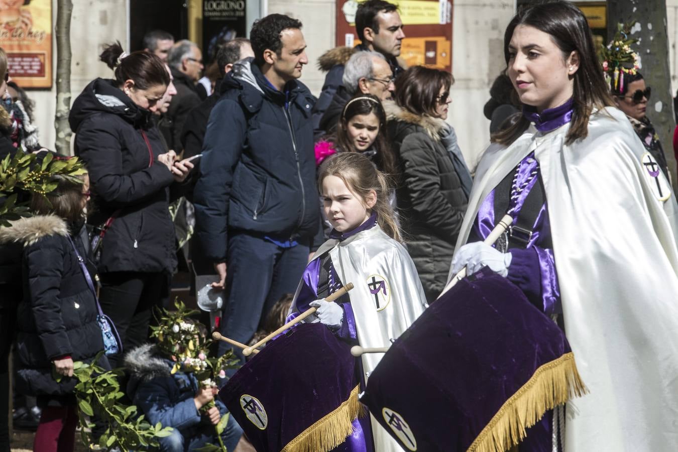 Gran afluencia de personas en la procesión de Domingo de Ramos.