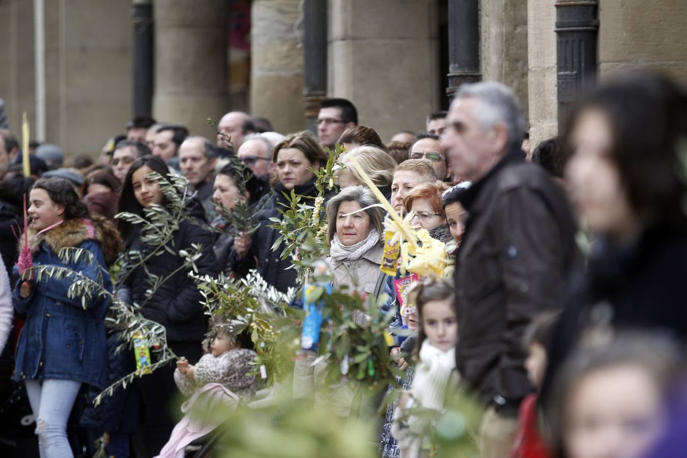 Gran afluencia de personas en la procesión de Domingo de Ramos.