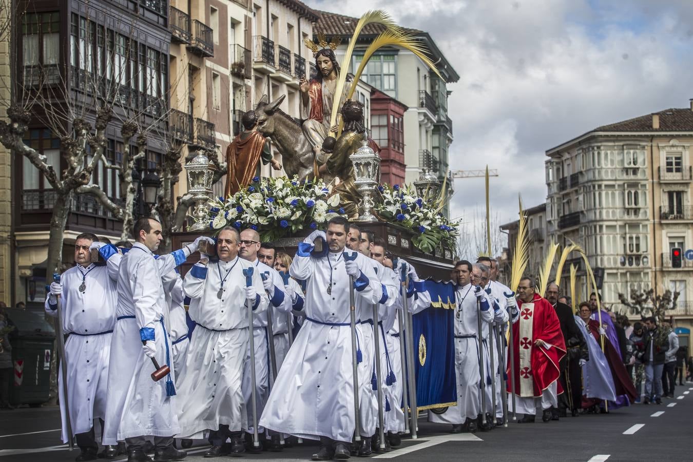 Gran afluencia de personas en la procesión de Domingo de Ramos.