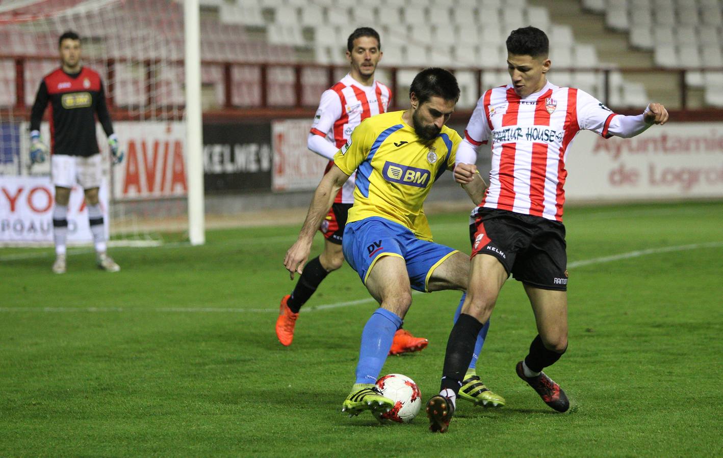 Imágenes del partido disputado en Las Gaunas, que concluyó con victoria de la UD Logroñés por 2-0.