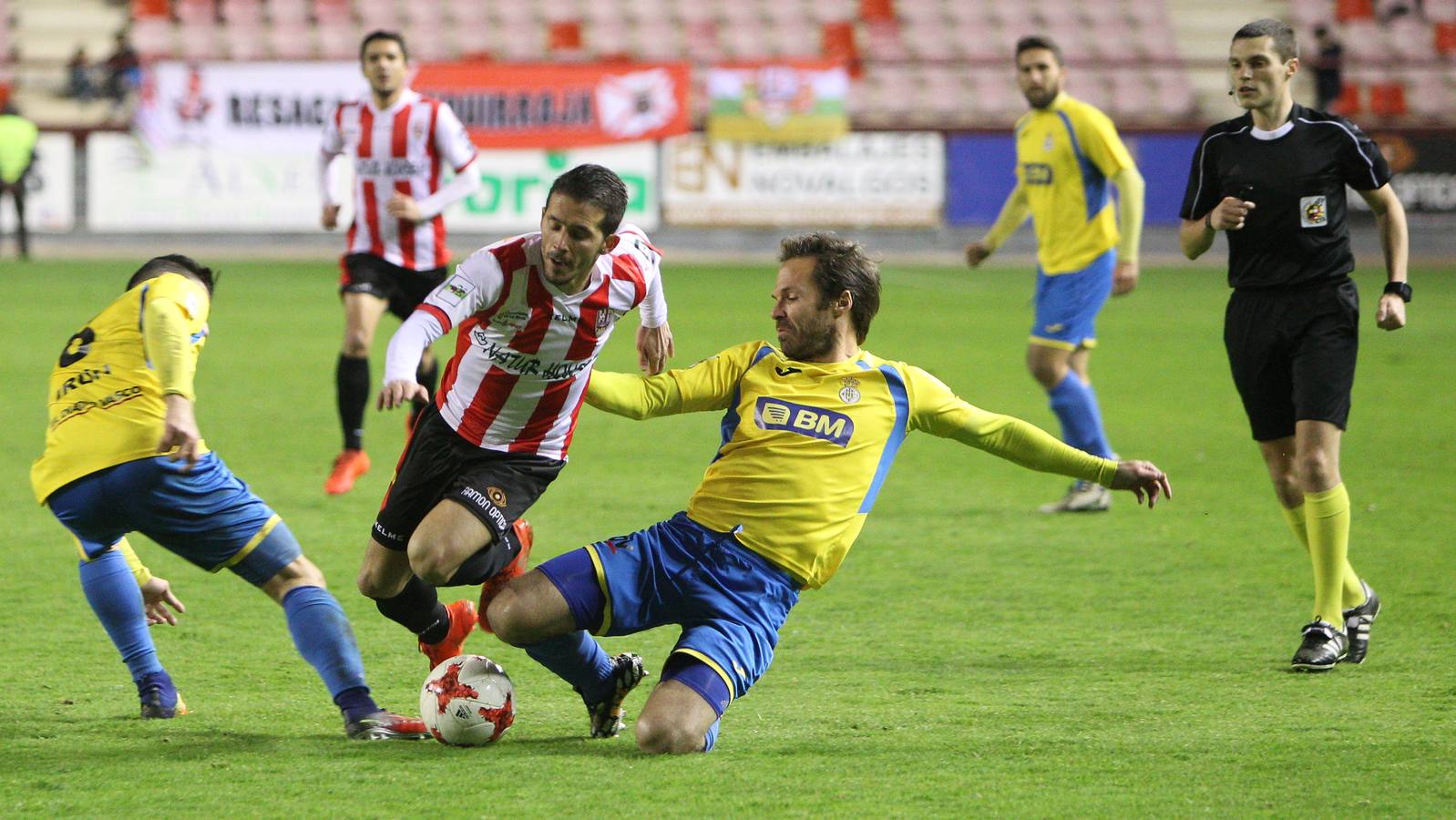 Imágenes del partido disputado en Las Gaunas, que concluyó con victoria de la UD Logroñés por 2-0.
