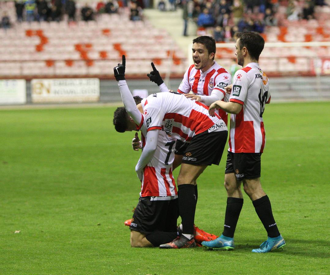 Imágenes del partido disputado en Las Gaunas, que concluyó con victoria de la UD Logroñés por 2-0.