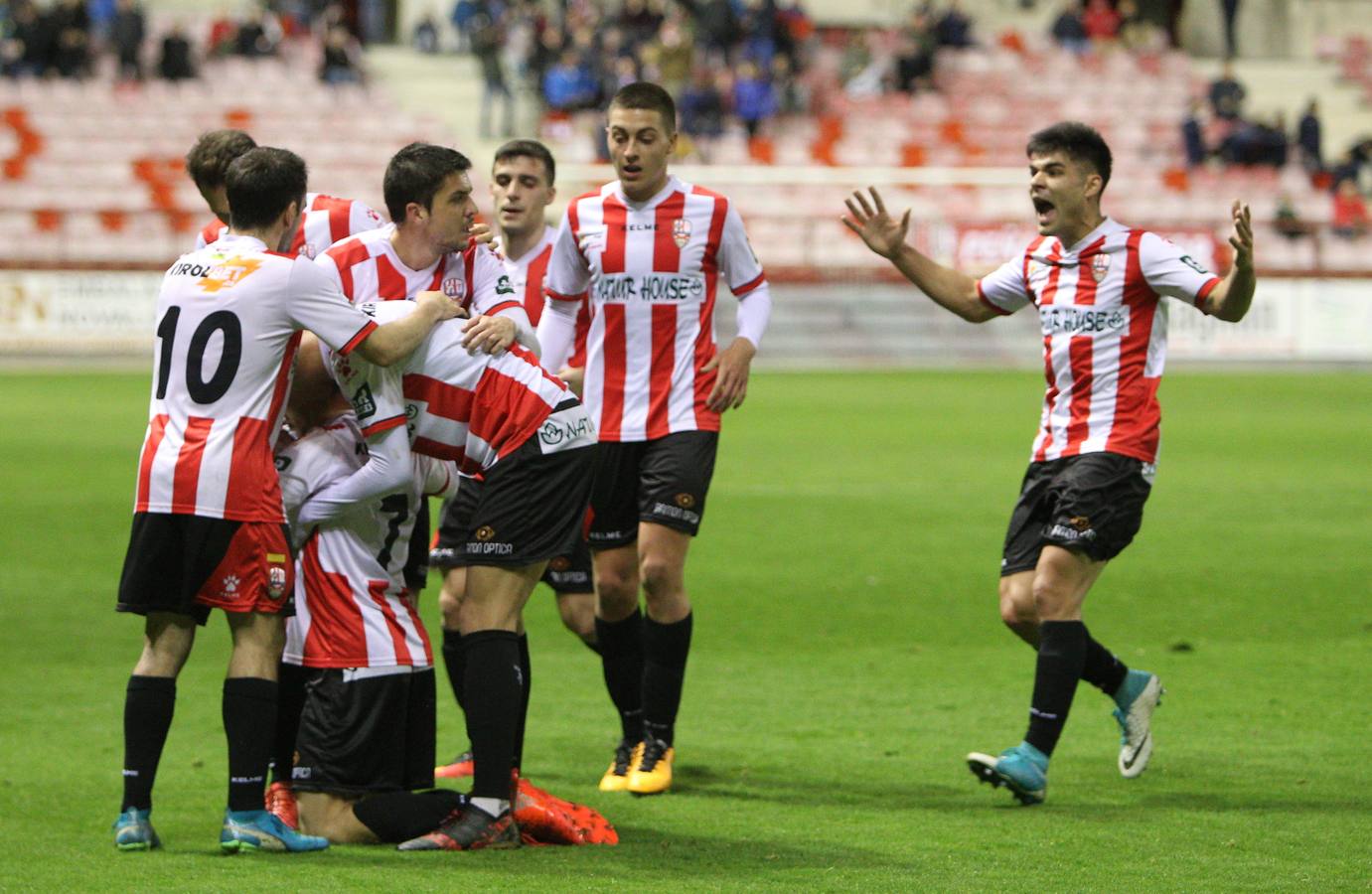 Imágenes del partido disputado en Las Gaunas, que concluyó con victoria de la UD Logroñés por 2-0.