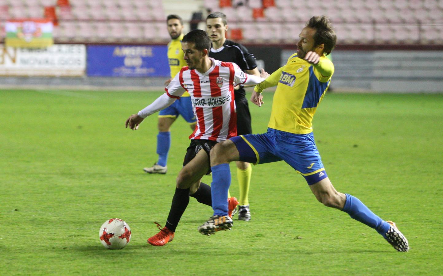 Imágenes del partido disputado en Las Gaunas, que concluyó con victoria de la UD Logroñés por 2-0.