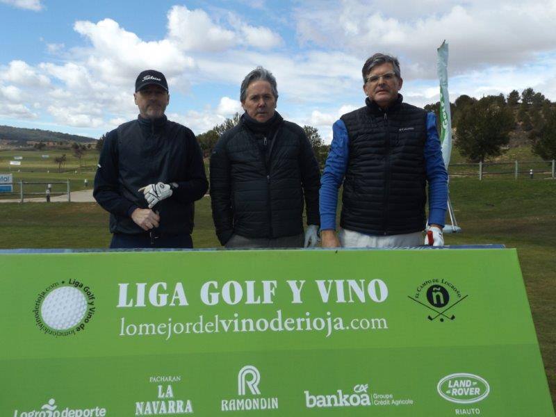 Imágenes de los participantes momentos antes de comenzar la jornada de la Liga de Golf y Vino.