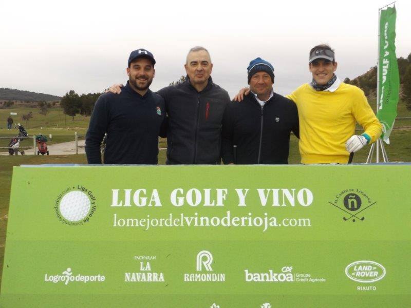 Imágenes de los participantes momentos antes de comenzar la jornada de la Liga de Golf y Vino.