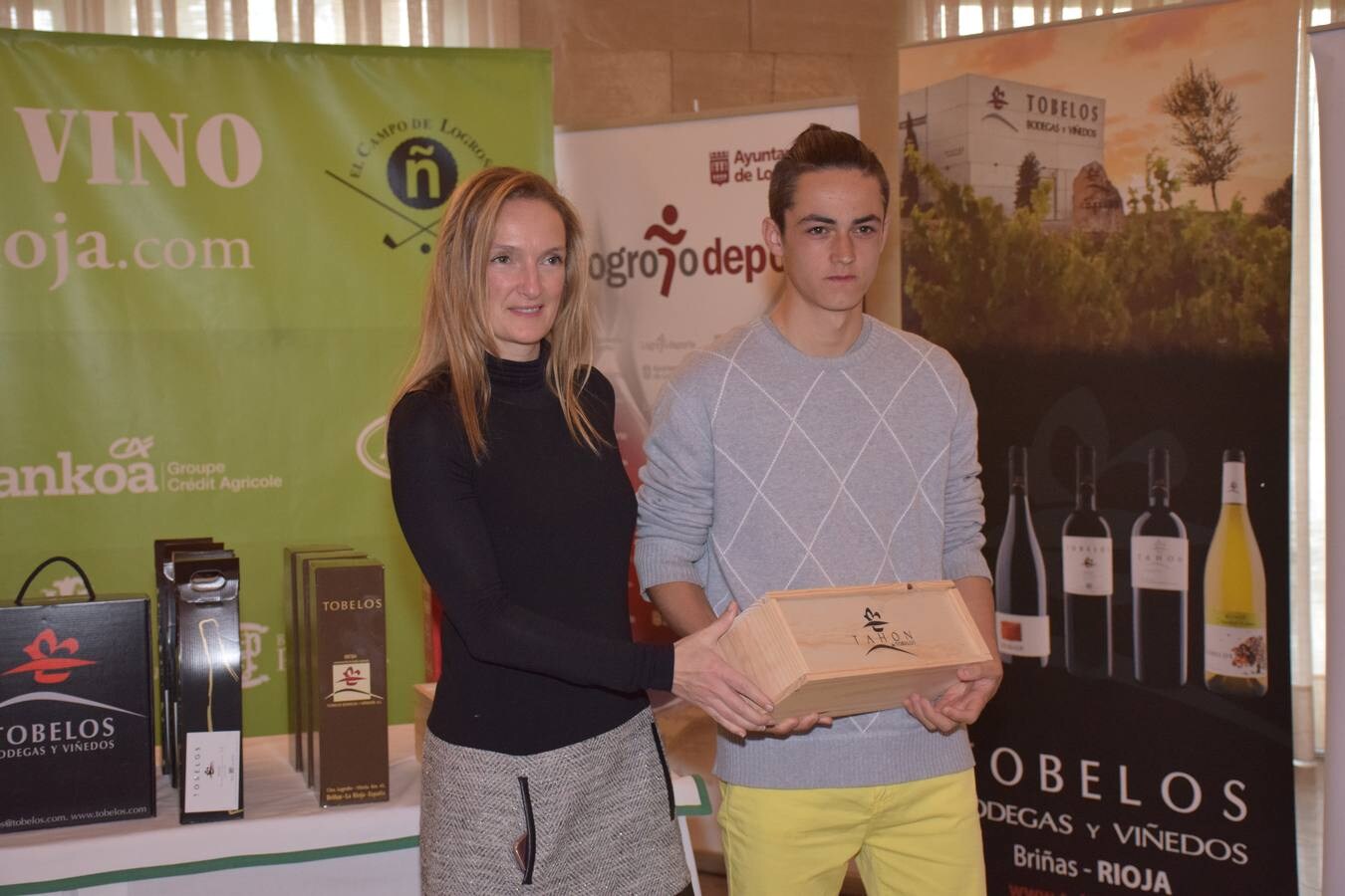 Los ganadores del tercer torneo de la Liga de Golf y Vino recibieron sus premios.