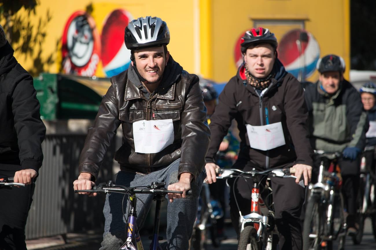 La V Marcha Solidaria en Bicicleta, a beneficio de la AECC ha reunido en Santo Domingo de la Calzada a cerca de 500 personas, la mayoría de ellas escolares.