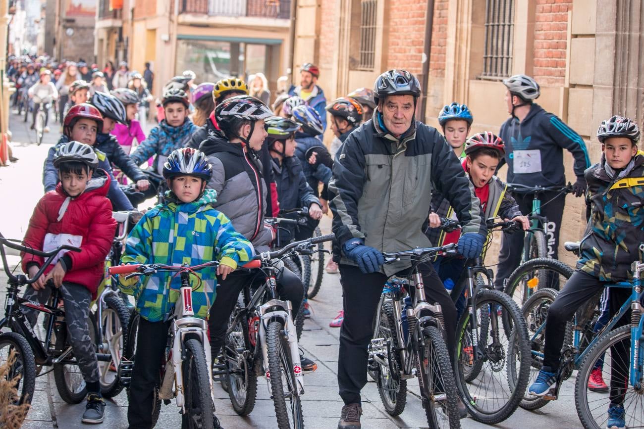 La V Marcha Solidaria en Bicicleta, a beneficio de la AECC ha reunido en Santo Domingo de la Calzada a cerca de 500 personas, la mayoría de ellas escolares.