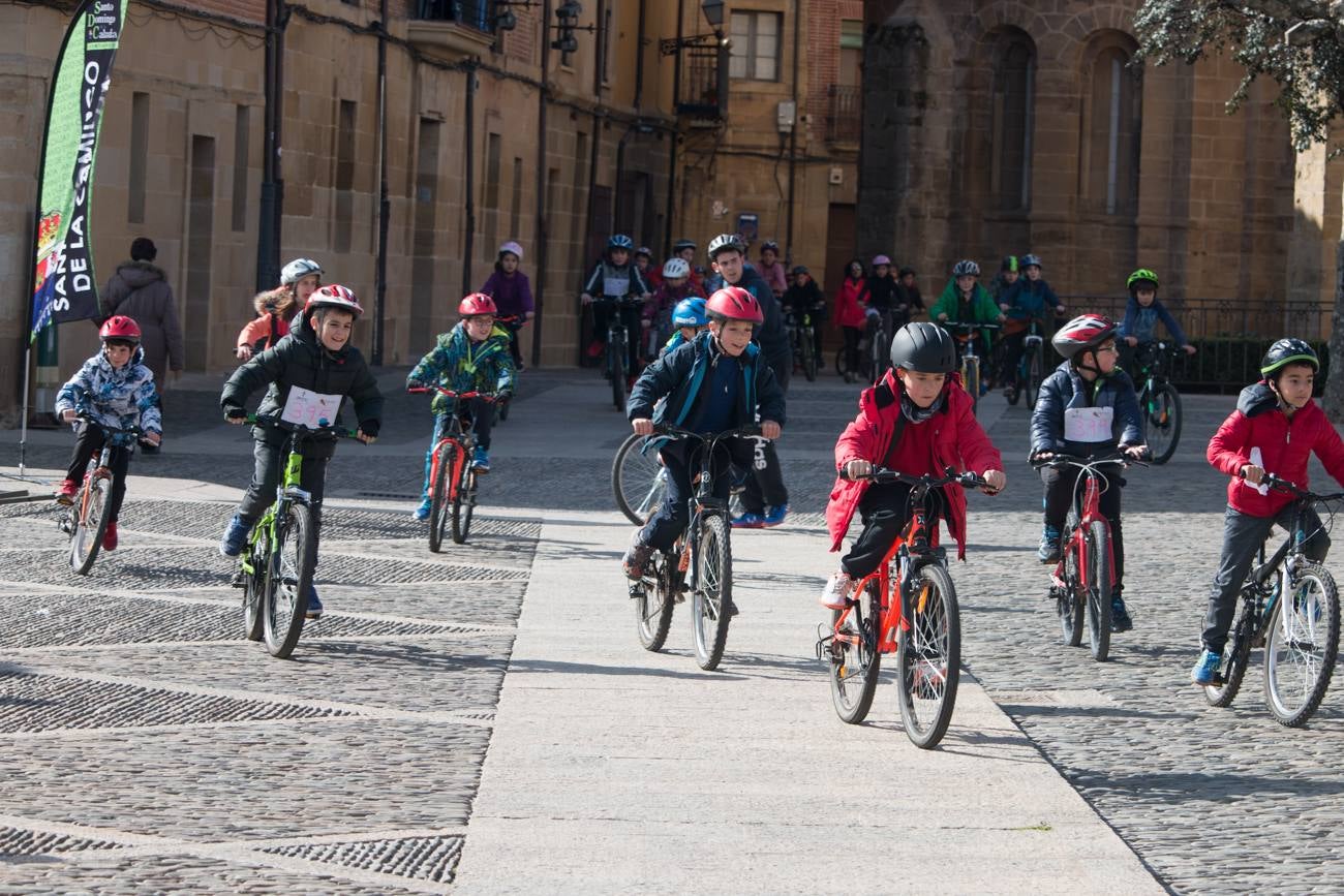 La V Marcha Solidaria en Bicicleta, a beneficio de la AECC ha reunido en Santo Domingo de la Calzada a cerca de 500 personas, la mayoría de ellas escolares.