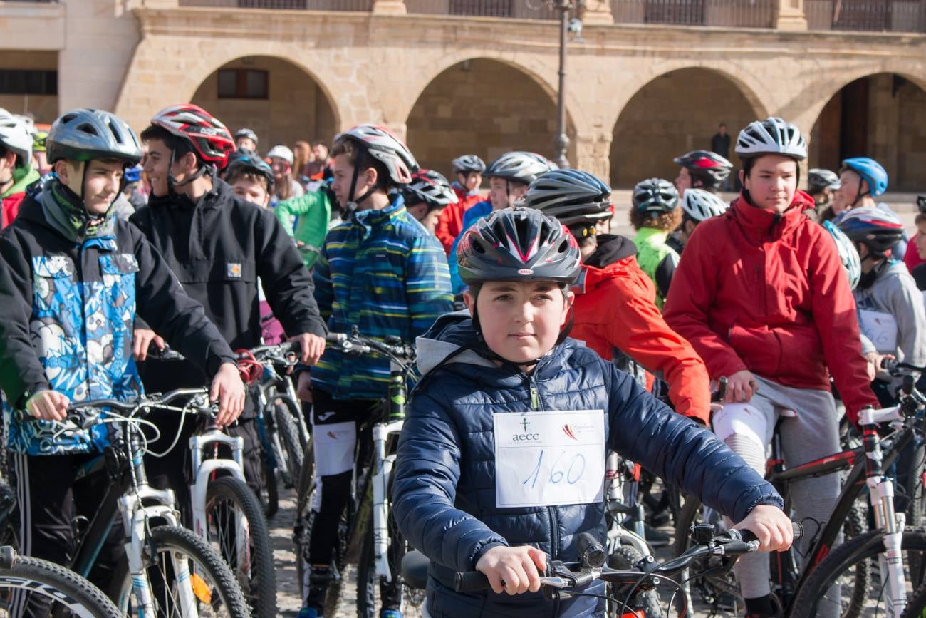 La V Marcha Solidaria en Bicicleta, a beneficio de la AECC ha reunido en Santo Domingo de la Calzada a cerca de 500 personas, la mayoría de ellas escolares.