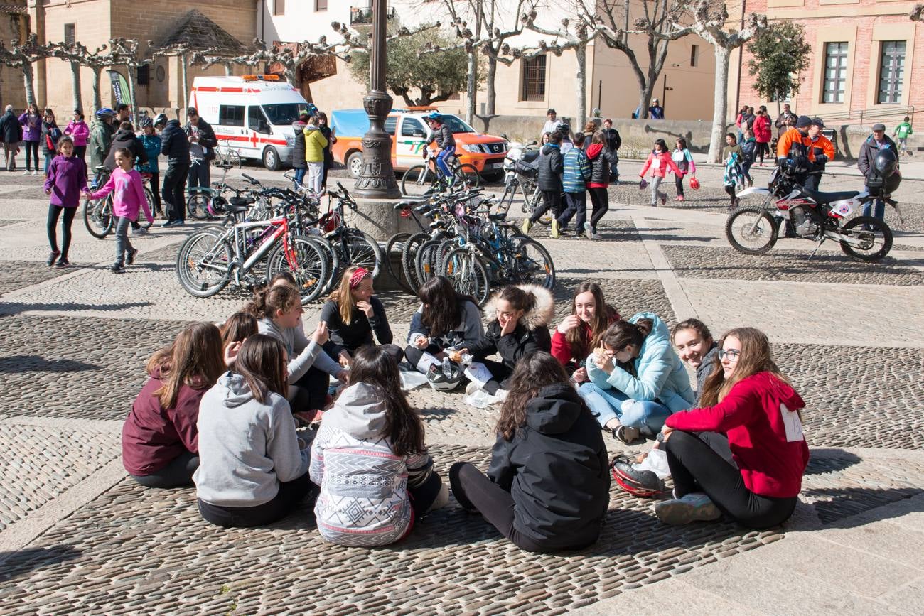 La V Marcha Solidaria en Bicicleta, a beneficio de la AECC ha reunido en Santo Domingo de la Calzada a cerca de 500 personas, la mayoría de ellas escolares.