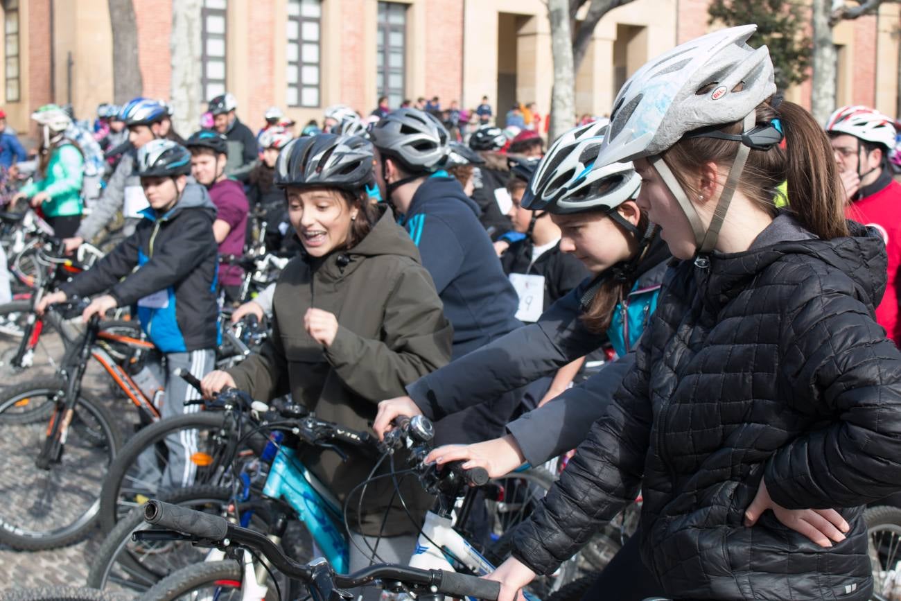 La V Marcha Solidaria en Bicicleta, a beneficio de la AECC ha reunido en Santo Domingo de la Calzada a cerca de 500 personas, la mayoría de ellas escolares.