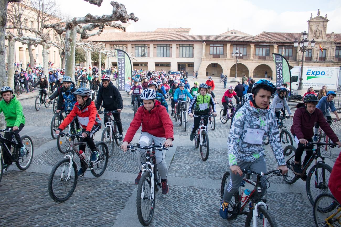 La V Marcha Solidaria en Bicicleta, a beneficio de la AECC ha reunido en Santo Domingo de la Calzada a cerca de 500 personas, la mayoría de ellas escolares.