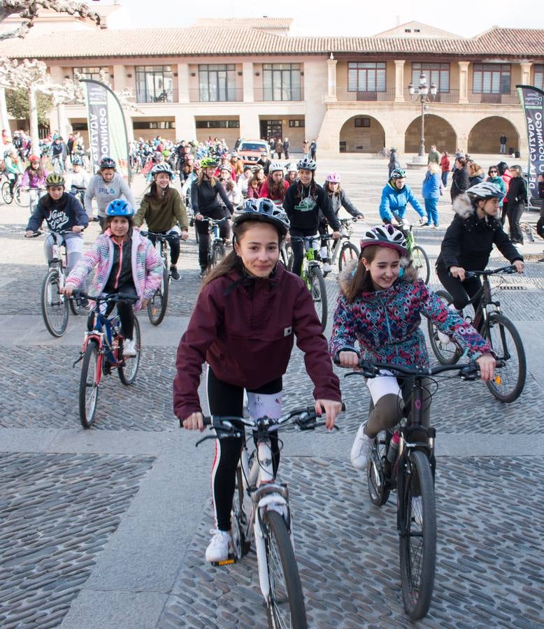 La V Marcha Solidaria en Bicicleta, a beneficio de la AECC ha reunido en Santo Domingo de la Calzada a cerca de 500 personas, la mayoría de ellas escolares.