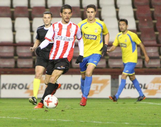 Ñoño conduce el balón en el partido del pasado sábado. :: f. díaz
