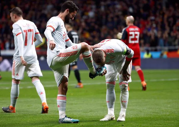 Sergio Ramos besa la bota derecha de Isco después de que el malagueño marcase ayer su tercer gol a Argentina. :: JUAN MEDINA / REUTERS
