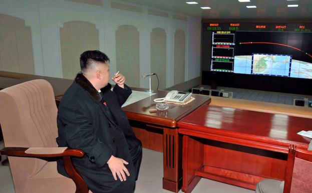 Kim Jong-un fuma en uno de sus cuarteles. 