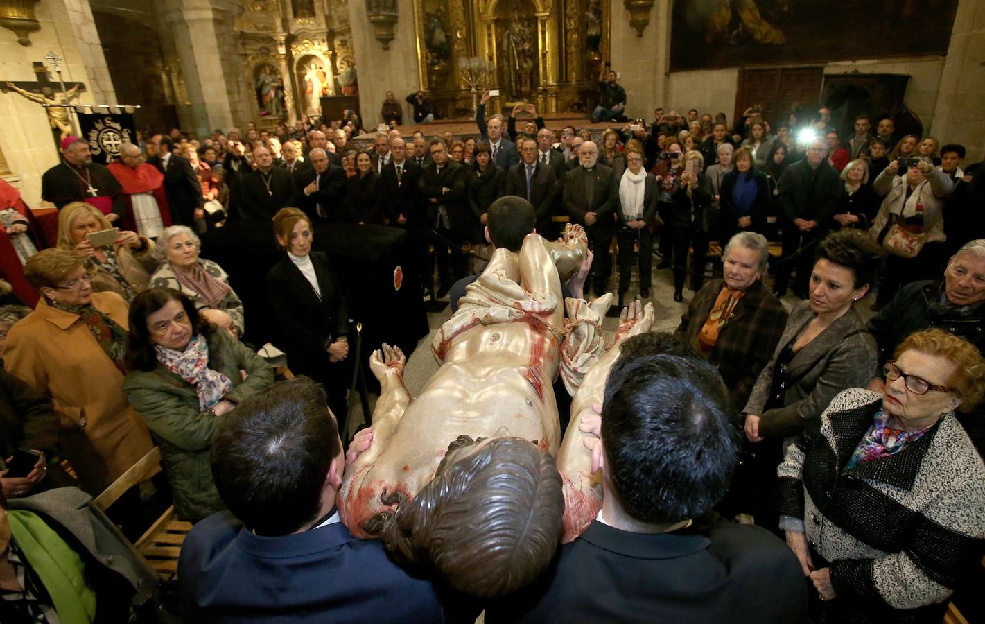 Fotos: Centenares de logroñeses cumplen con la tradición de la Limpieza del Santo Sepulcro