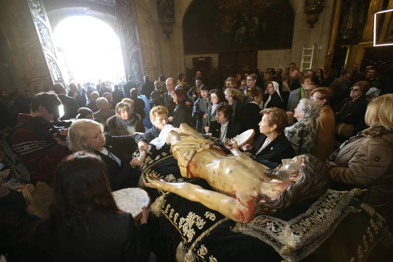 Fotos: Centenares de logroñeses cumplen con la tradición de la Limpieza del Santo Sepulcro