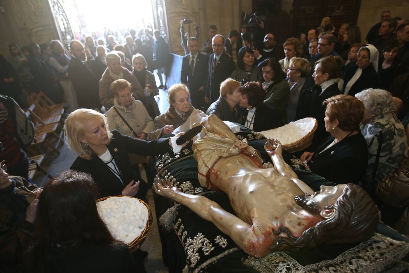 Fotos: Centenares de logroñeses cumplen con la tradición de la Limpieza del Santo Sepulcro