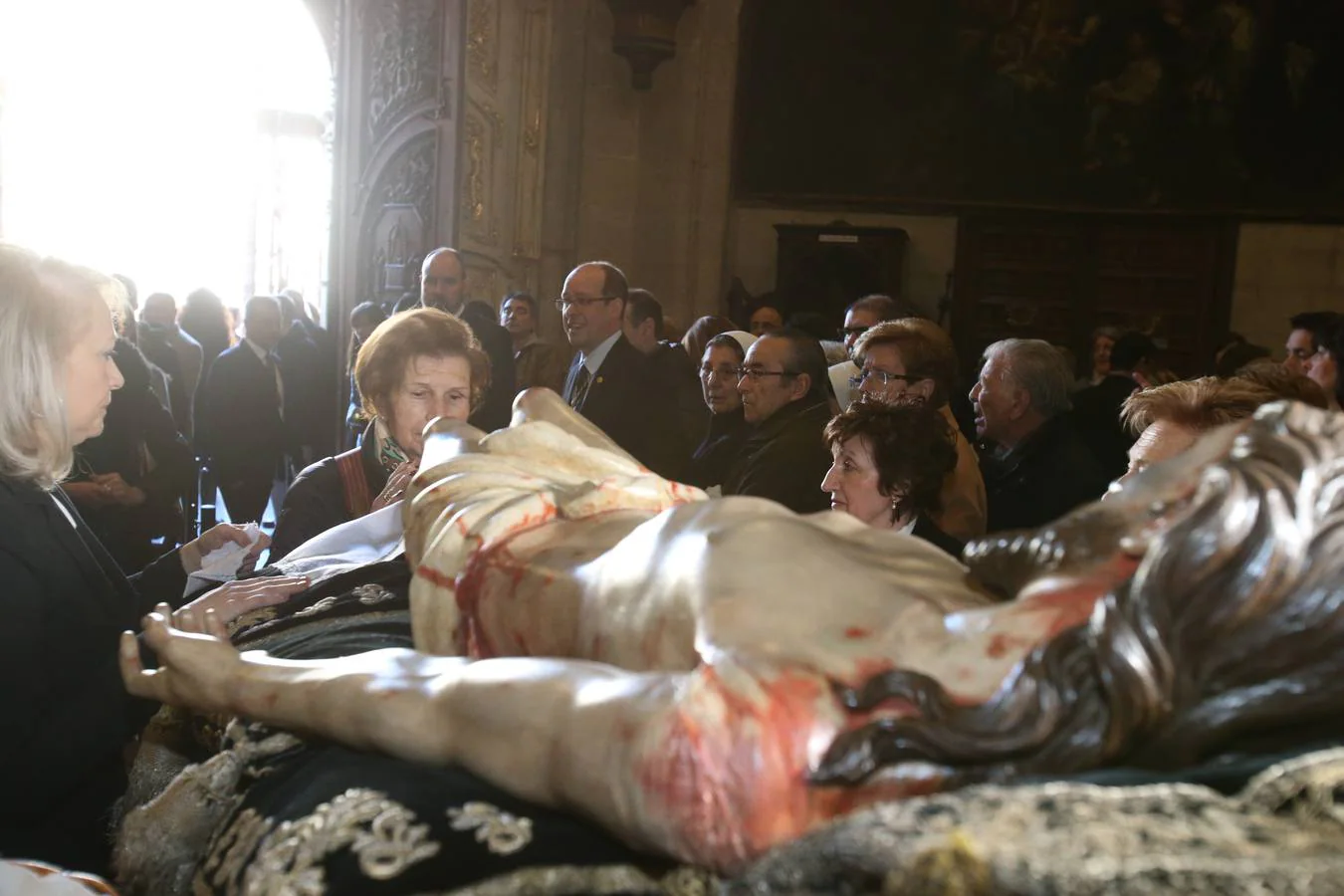 Fotos: Centenares de logroñeses cumplen con la tradición de la Limpieza del Santo Sepulcro