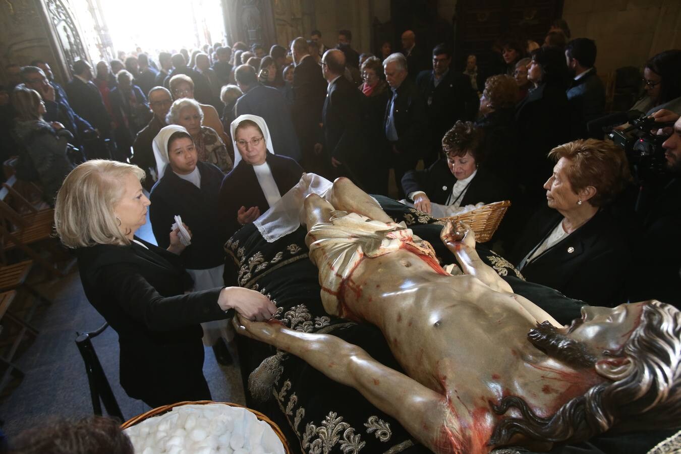 Fotos: Centenares de logroñeses cumplen con la tradición de la Limpieza del Santo Sepulcro