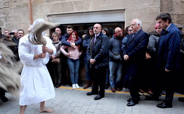 El presidente del Gobierno regional, José Ignacio Ceniceros, y el consejero de Educación, Alberto Galiana, han seguido la procesión. 