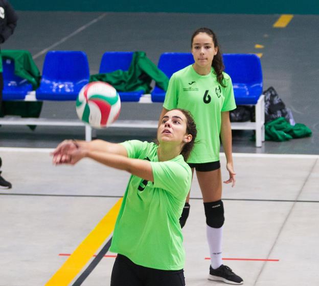 Una jugadora devuelve un balón, durante un partido de esta temporada. :: F.D.