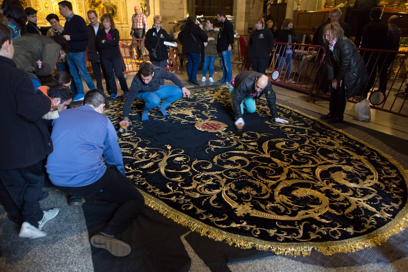 El Manto procesional que luce todos los Viernes Santo la Virgen de la Soledad, una de las piezas más reseñables de la Semana Santa, presenta evidentes indicios de deterioro en su estrcutura