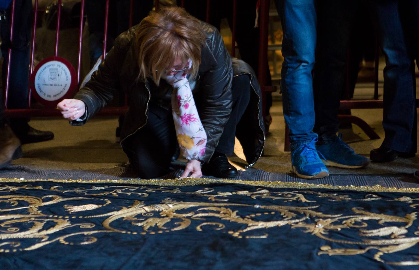 El Manto procesional que luce todos los Viernes Santo la Virgen de la Soledad, una de las piezas más reseñables de la Semana Santa, presenta evidentes indicios de deterioro en su estrcutura