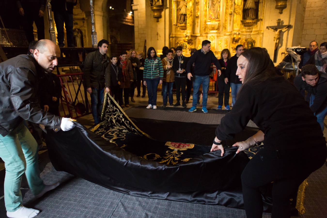 El Manto procesional que luce todos los Viernes Santo la Virgen de la Soledad, una de las piezas más reseñables de la Semana Santa, presenta evidentes indicios de deterioro en su estrcutura