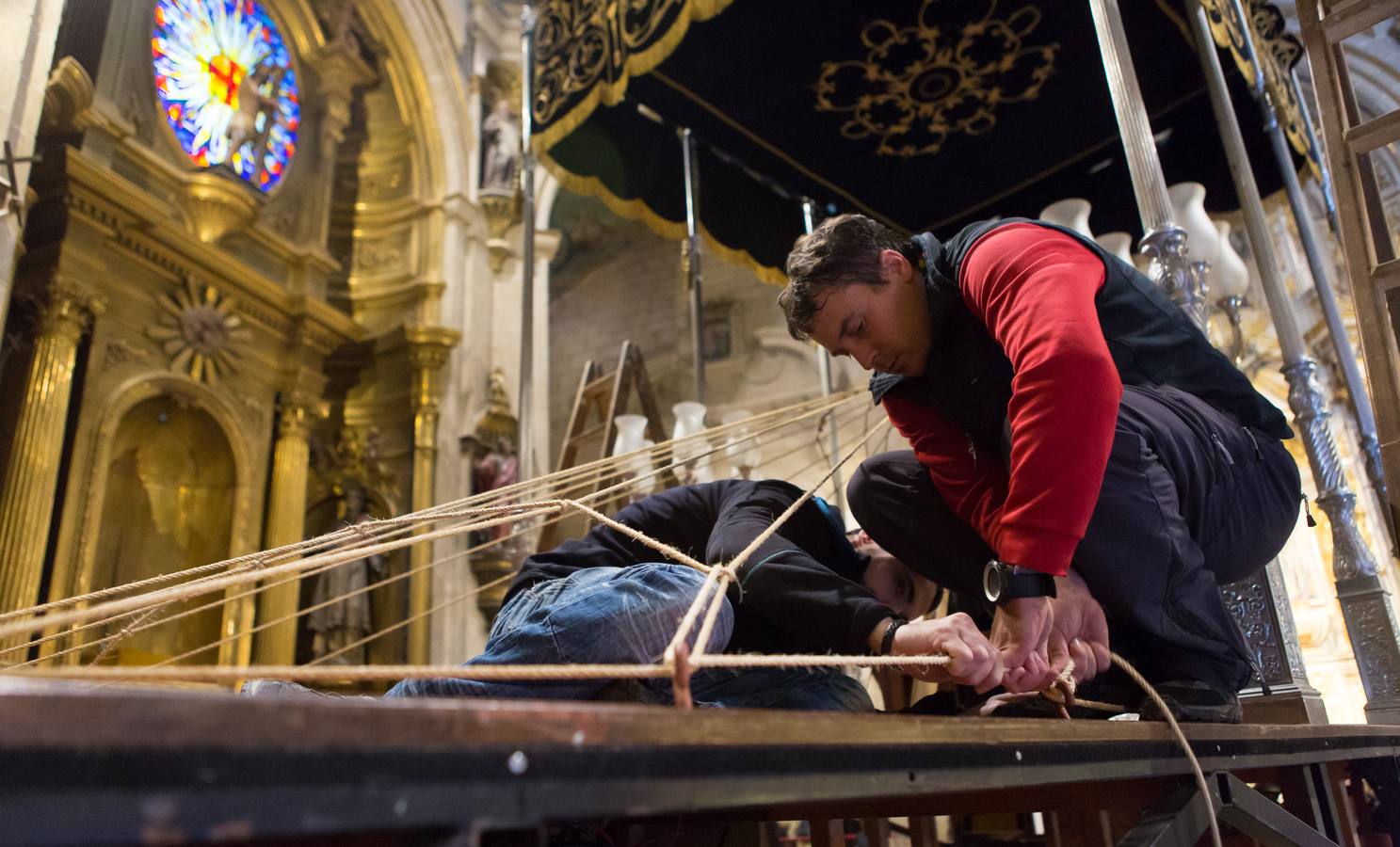 El Manto procesional que luce todos los Viernes Santo la Virgen de la Soledad, una de las piezas más reseñables de la Semana Santa, presenta evidentes indicios de deterioro en su estrcutura