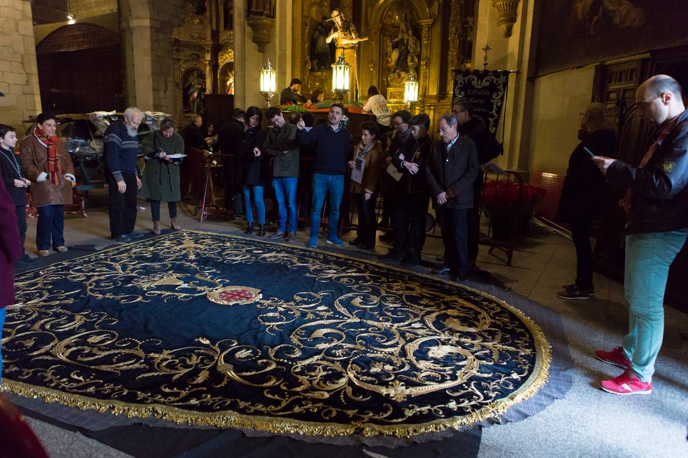 El Manto procesional que luce todos los Viernes Santo la Virgen de la Soledad, una de las piezas más reseñables de la Semana Santa, presenta evidentes indicios de deterioro en su estrcutura