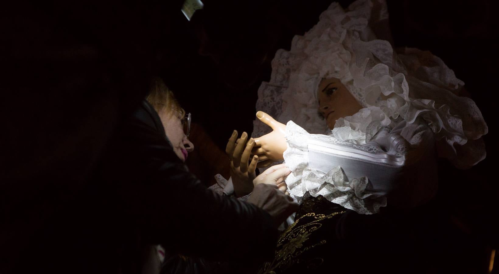 El Manto procesional que luce todos los Viernes Santo la Virgen de la Soledad, una de las piezas más reseñables de la Semana Santa, presenta evidentes indicios de deterioro en su estrcutura