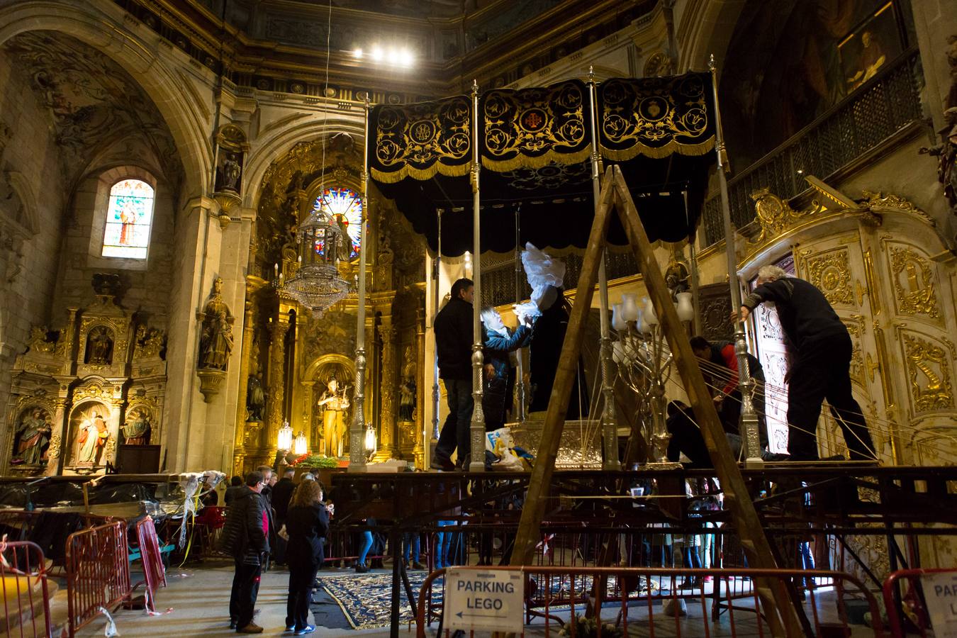 El Manto procesional que luce todos los Viernes Santo la Virgen de la Soledad, una de las piezas más reseñables de la Semana Santa, presenta evidentes indicios de deterioro en su estrcutura